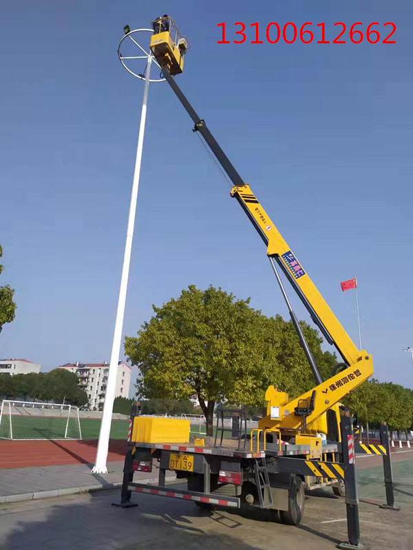 輕型伸縮臂高空車更換照明路燈施工現場，效率高